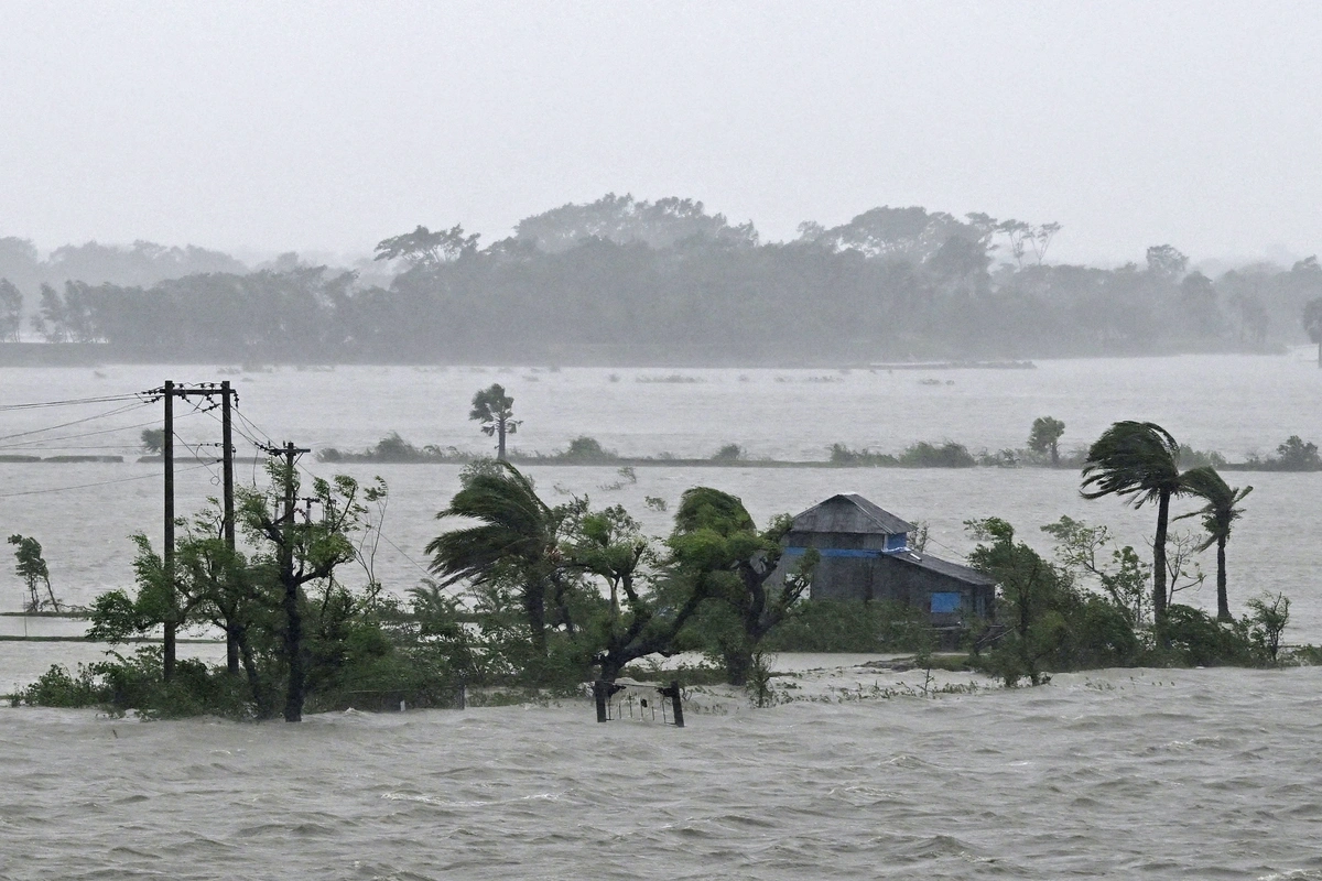 В Бангладеш бушует циклон: число жертв превысило 30