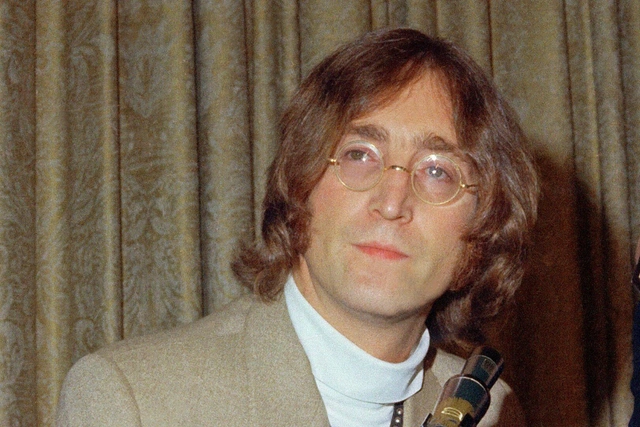 Con Lennonun gitarası hərraca çıxarıldı