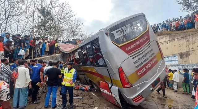 В Пакистане в ДТП с автобусом погибли 28 человек