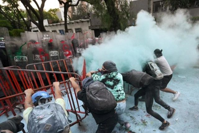 Около посольства Израиля в Мехико произошли столкновения: есть пострадавшие