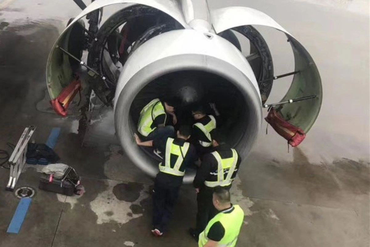 В нидерландском аэропорту человек попал в работающий двигатель самолета