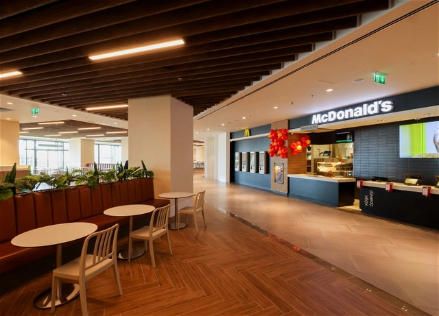 "Crescent Mall"da yeni "McDonald"s" restoranının açılışı olub