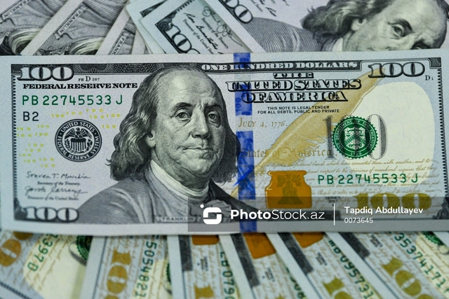 Сколько долларов было продано на валютных аукционах в Азербайджане с начала года?