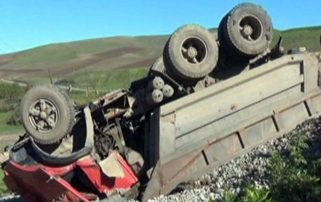 Серьёзное ДТП в Джалилабаде: грузовик превратился в груду металла