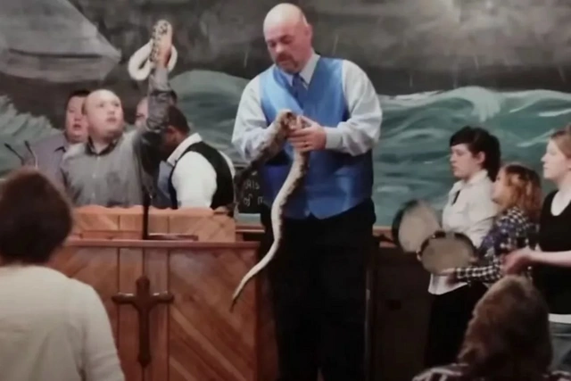 Проповедник дразнил смертоносных змей для связи с Богом