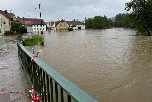 Проливные дожди в Германии: прорыв дамбы, эвакуация и транспортный коллапс