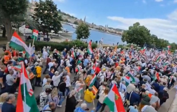 Macarıstanda "Sülh yürüşü": On minlərlə insan küçələrə çıxdı