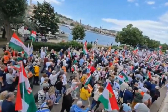 В Венгрии десятки тысяч человек вышли на "марш мира"