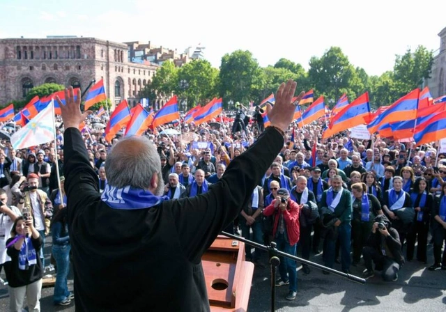 Протест в Армении: опасные игры священника