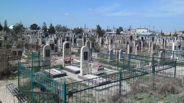 В Баку арестован мужчина, укравший с могилы венок стоимостью 110 манатов