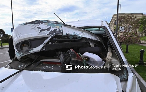 Сильный ветер в Гарадагском районе Баку опрокинул автомобиль