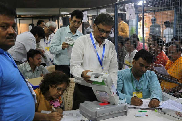 В Индии не менее 33 сотрудников избирательных участков умерли из-за жары