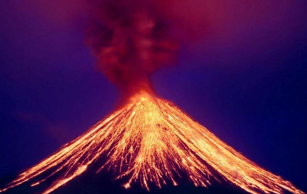 Filippində vulkan oyandı: Beş min metr hündürlüyə püskürdü