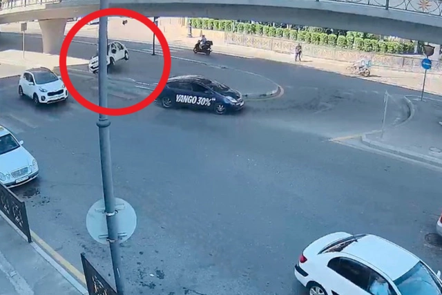 В Баку автомобиль врезался в светофор