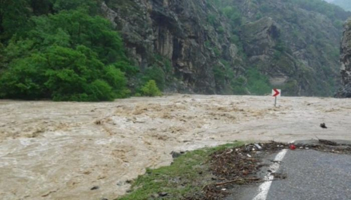 Bəzi yerlərə leysan yağıb, Kürmükçaydan sel keçir - FAKTİKİ HAVA