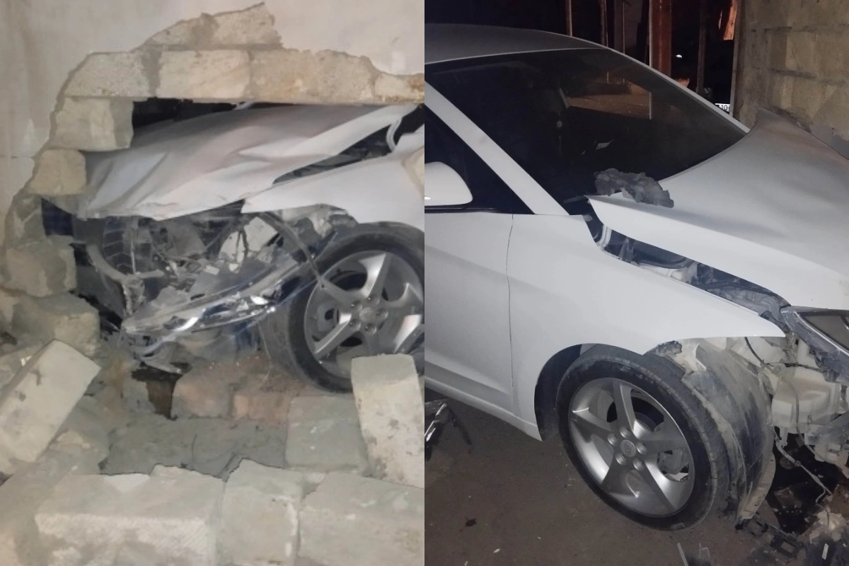 Во время аварии в Хачмазе один автомобиль врезался в забор, другой - сбил пешехода
