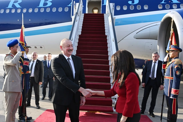 Президент Ильхам Алиев прибыл с официальным визитом в Египет