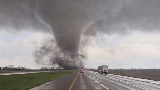 Rusiyanın iki regionunda eyni anda tornado göründü: Maşınları aşırdı, dirəkləri qırdı
