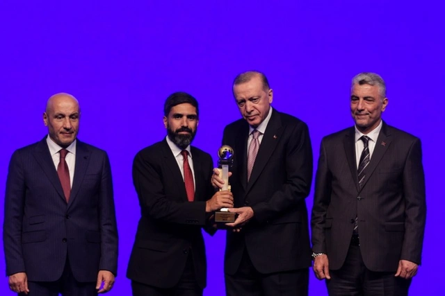 Эрдоган вручил Ровшану Наджафу награду "Чемпион по экспорту", которой был удостоен НПЗ STAR
