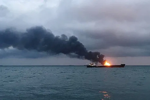Британские ВМС сообщили о пожаре на судне в Аденском заливе после попадания ракеты