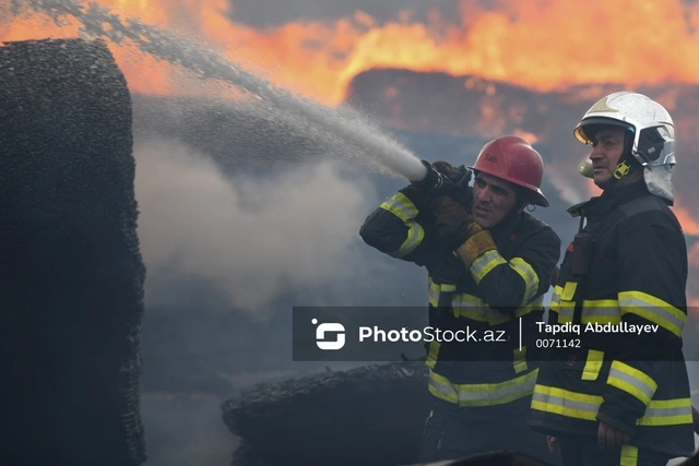 В Баку загорелся двухэтажный жилой дом