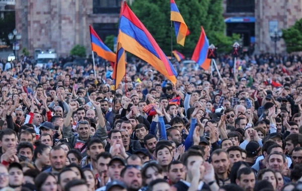 Участники шествия армянской оппозиции в Ереване разделились на две группы
