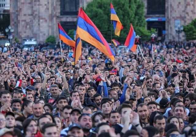 Участники шествия армянской оппозиции в Ереване разделились на две группы