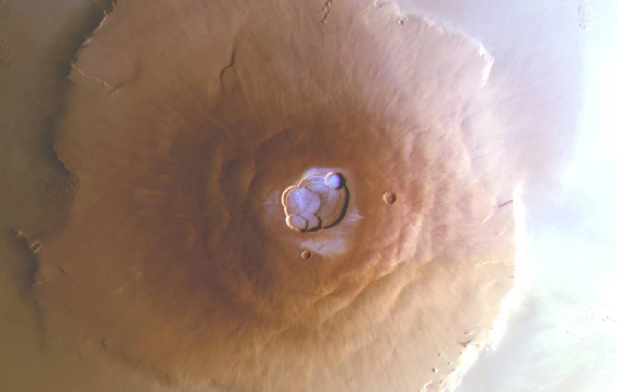 На вершинах вулканов у экватора Марса впервые обнаружили водный лед