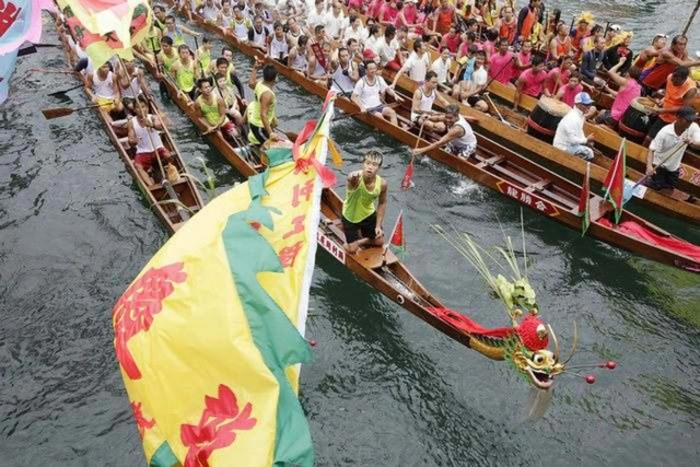В Гонконге тысячи человек приняли участие в гонках на драконьих лодках