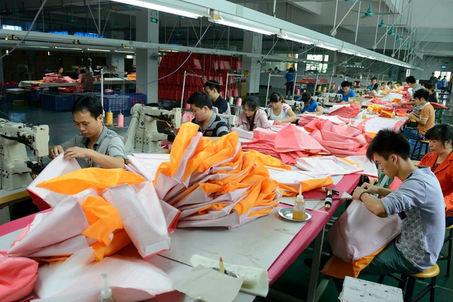 СМИ: Подрядчик Dior в Италии эксплуатировал труд мигрантов из Китая и  Филиппин