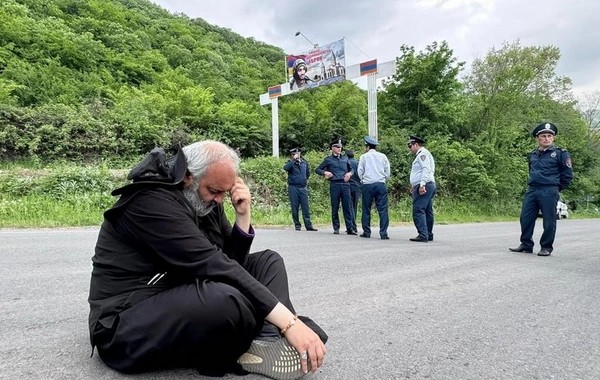 Baqrat meydanda tək qalır - Kilsə ondan üz döndərir