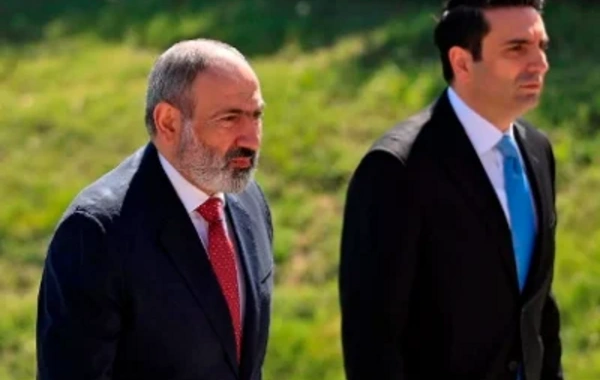 Полиция оцепила парламент Армении: Пашинян и Симонян гуляют по парку