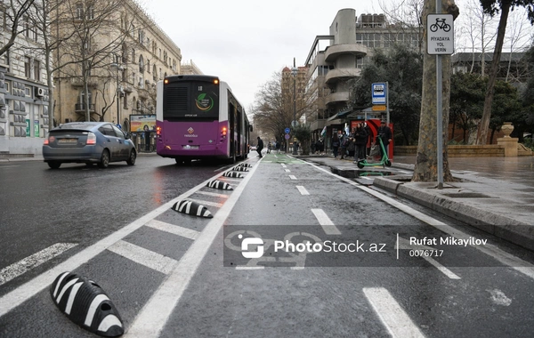 В Азербайджане предлагается штрафовать водителей на 100 манатов за езду по велодорожкам