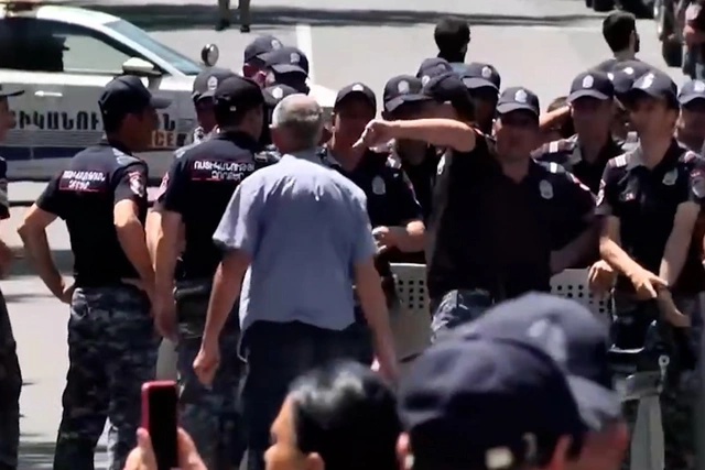 В Ереване к зданию парламента стянуты новые полицейские силы