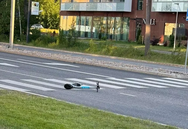 В Финляндии три ребенка на электросамокате оказались под колесами автомобиля, один из них скончался