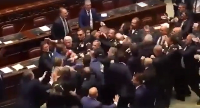 Итальянский парламент временно отстранил 11 депутатов после массовой драки