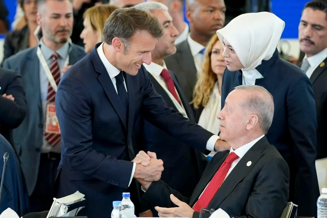 Разговор Макрона и Эрдогана: о чем говорит язык жестов президента Франции?