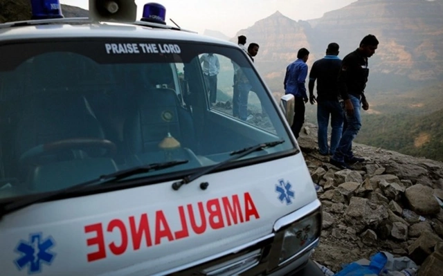 В Индии при падении автобуса в ущелье погибли 12 человек