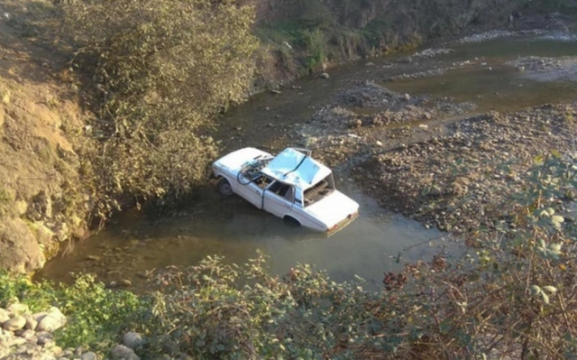 В Товузском районе автомобиль упал в реку: ведутся поиски двух человек