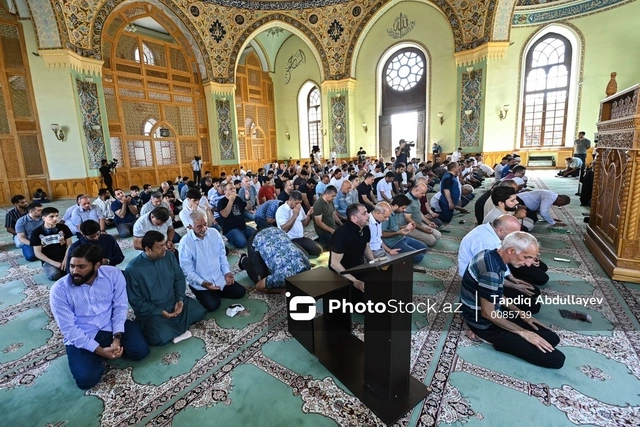 В Баку в мечети Тезепир совершен праздничный намаз