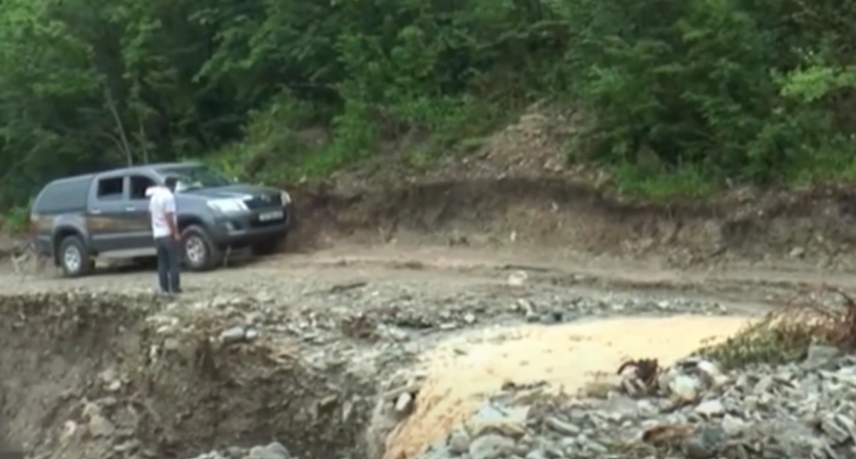 Yağış və dolunun fəsadları: Bölgələrdə yollar keçilməz olub