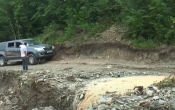 Yağış və dolunun fəsadları: Bölgələrdə yollar keçilməz olub