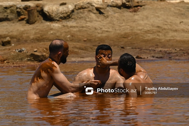 Целебное озеро в Баку: местные жители открыли сезон лечения йодистой грязью