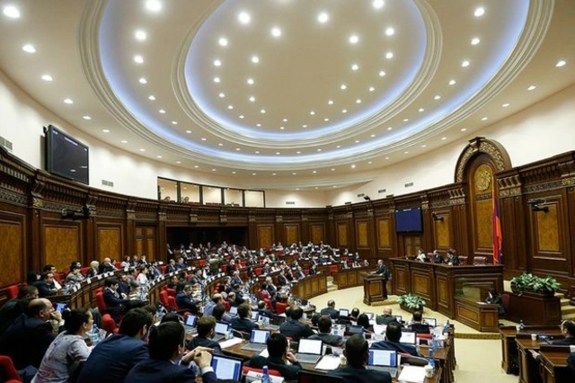 Фракция Пашиняна сорвала заседание парламента, посвященное посланию правительству об отставке