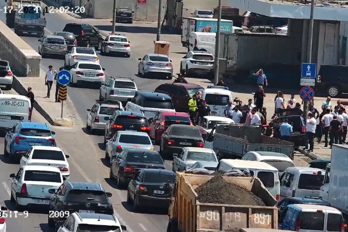 Bakıda qəza metronun iki stansiyası istiqamətində sıxlığa səbəb oldu, yaralılar var