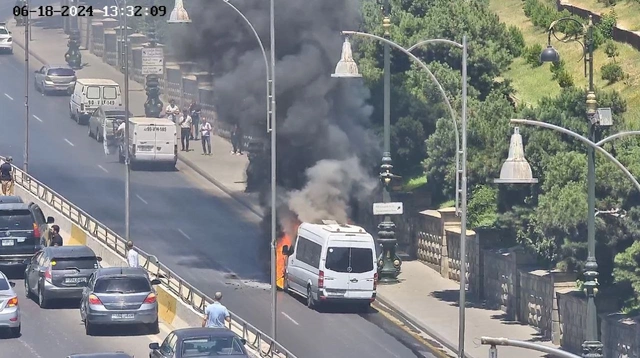 В Баку из-за загоревшегося микроавтобуса на проспекте образовался затор