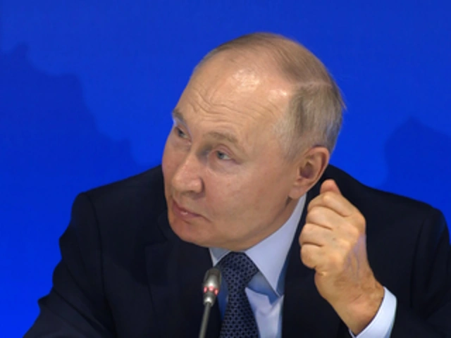 Putin maraqlı xatirəsini bölüşdü: "Qulaqlarıma toxunmağa qorxurdum, fikirləşirdim, qırılacaq"