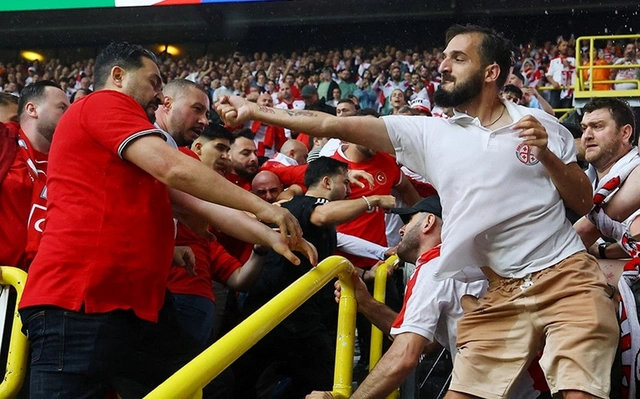 Евро-2024: турецкие и грузинские болельщики устроили драку перед матчем
