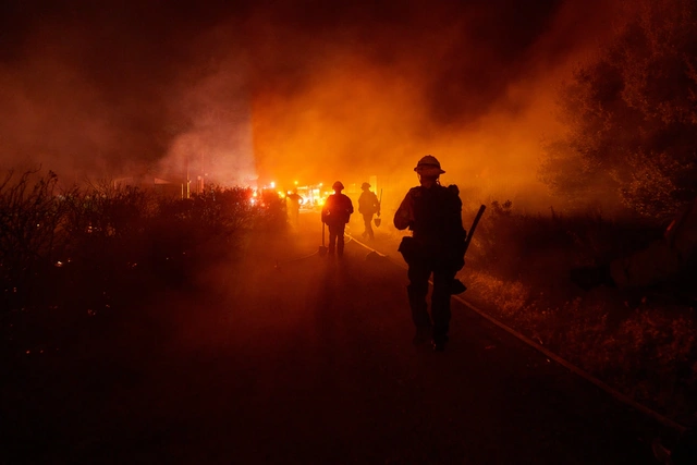 Лесной пожар вспыхнул рядом с Лос-Анджелесом