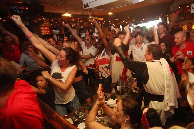 Двухмесячный запас пива исчез за два дня: как английские фанаты "покорили" немецкий город